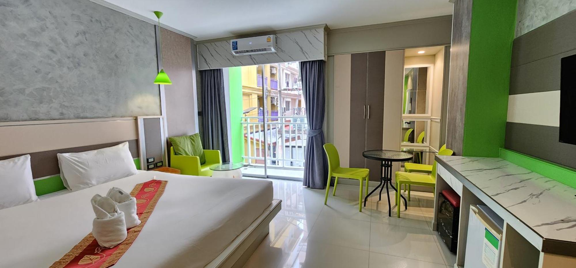 Issara Patong Beach Екстер'єр фото