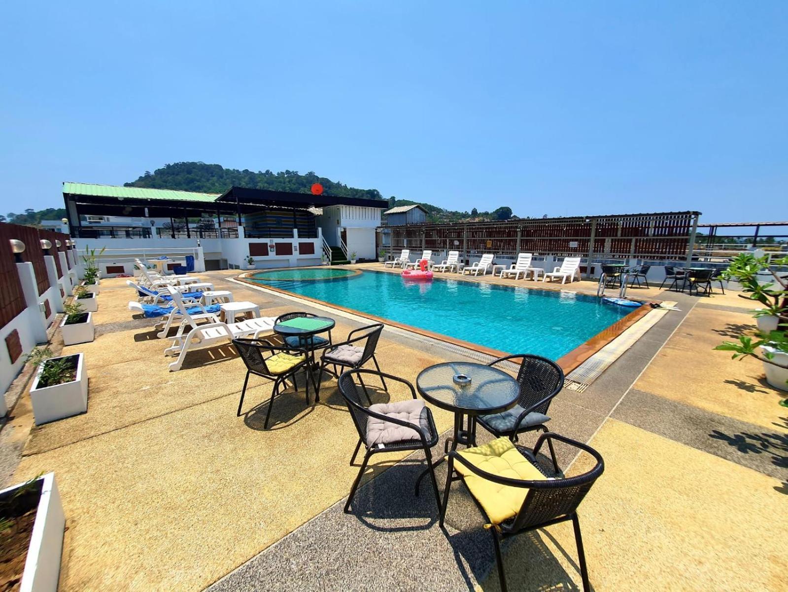 Issara Patong Beach Екстер'єр фото