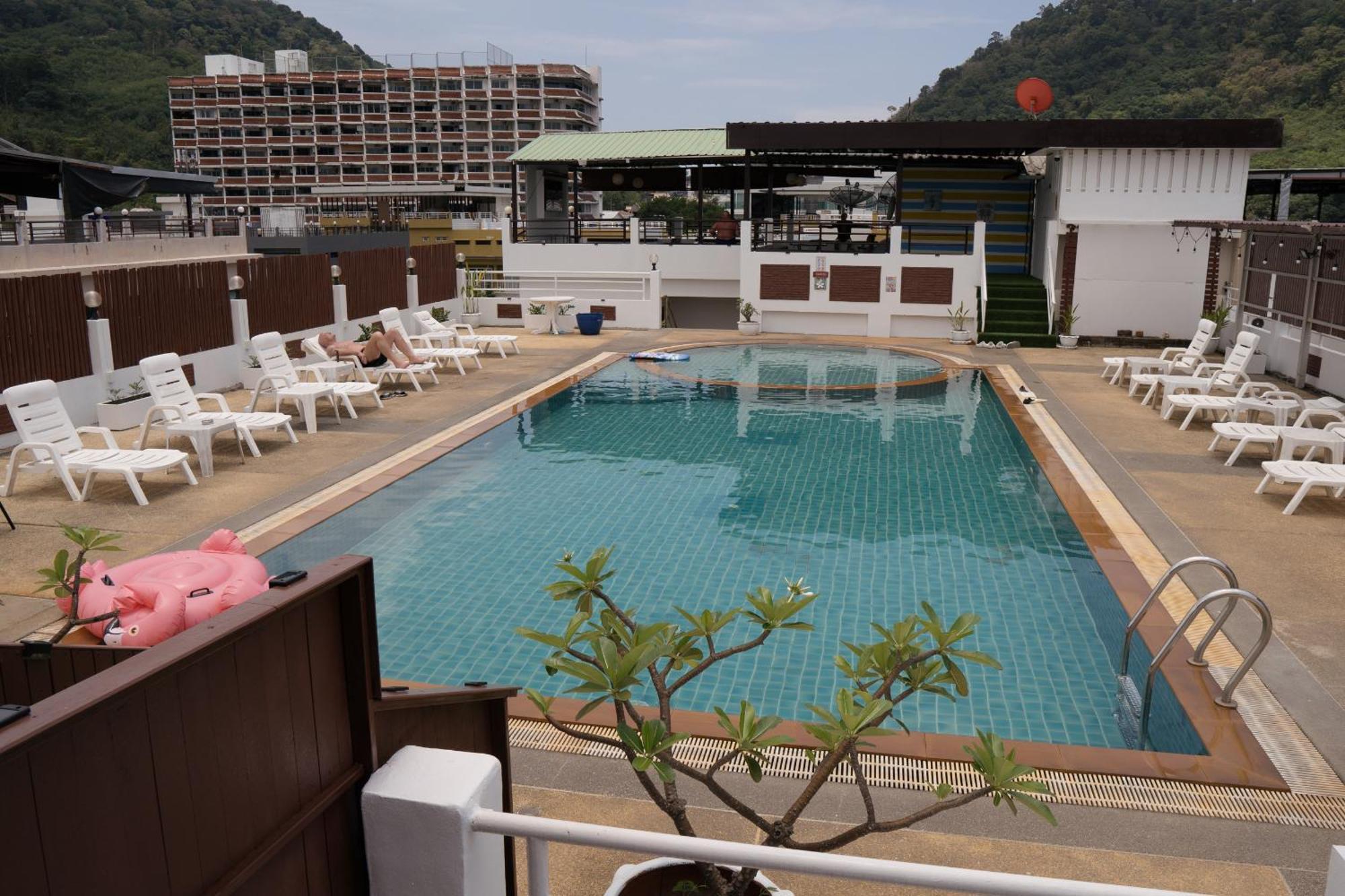 Issara Patong Beach Екстер'єр фото