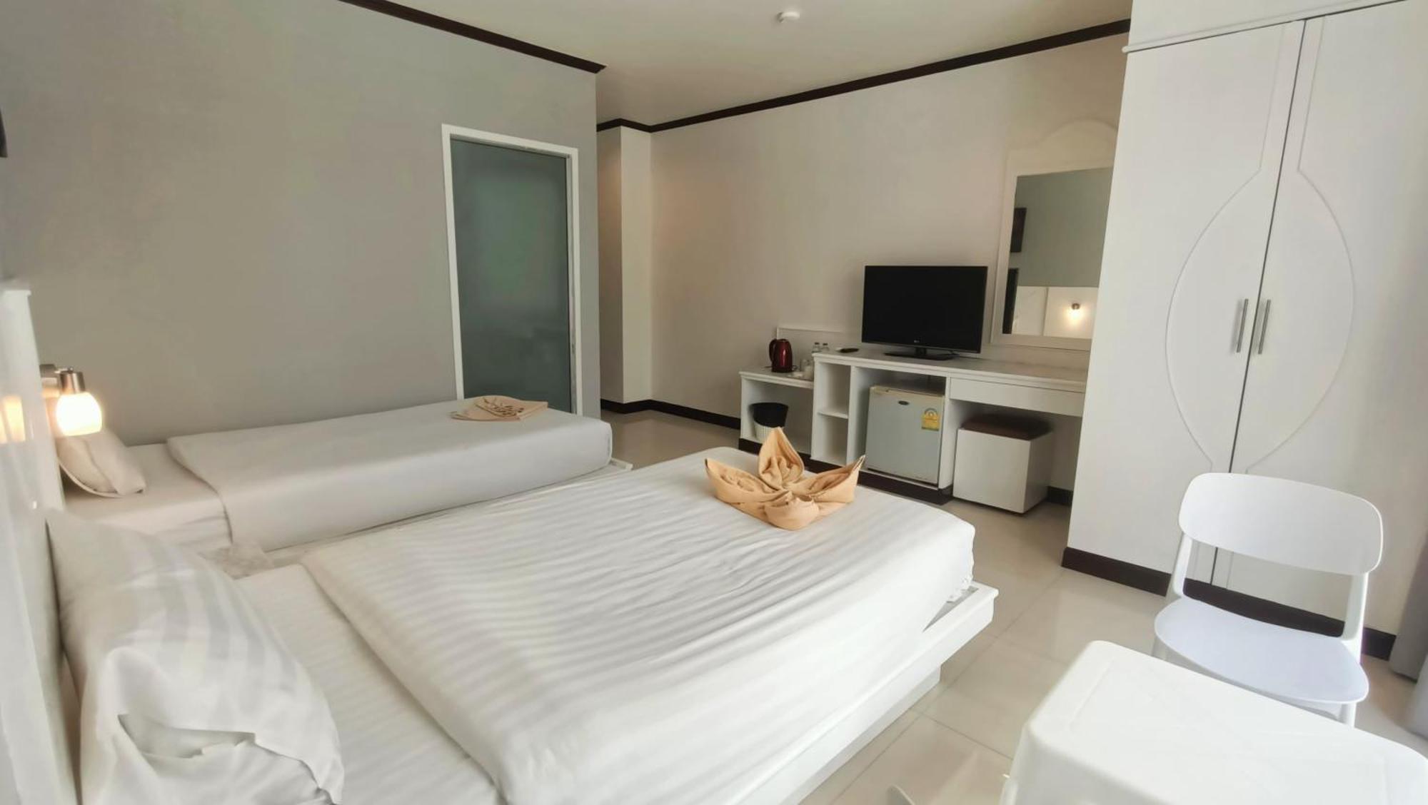 Issara Patong Beach Екстер'єр фото